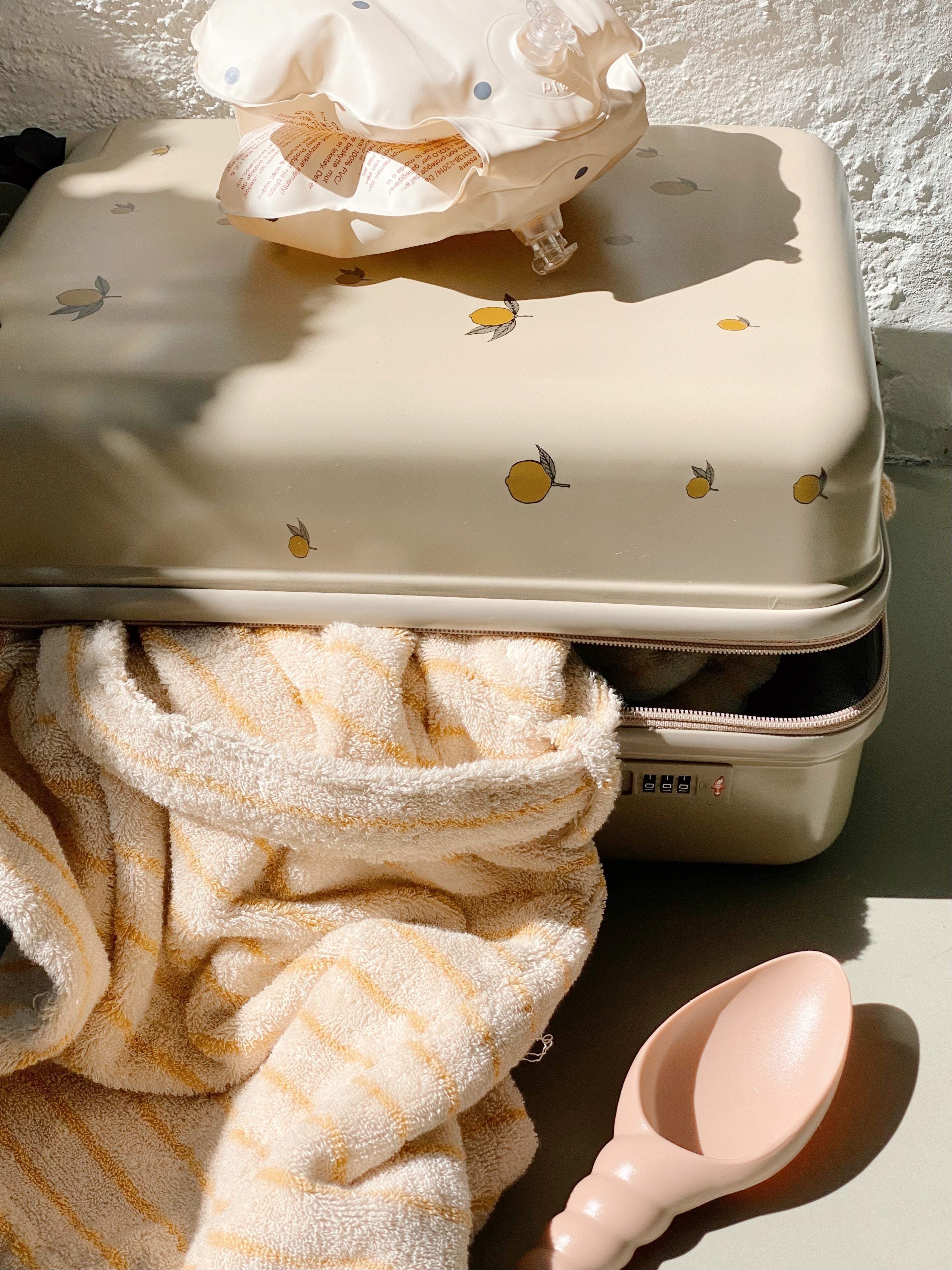 Konges Sløjd Travel Suitcase | Lemon