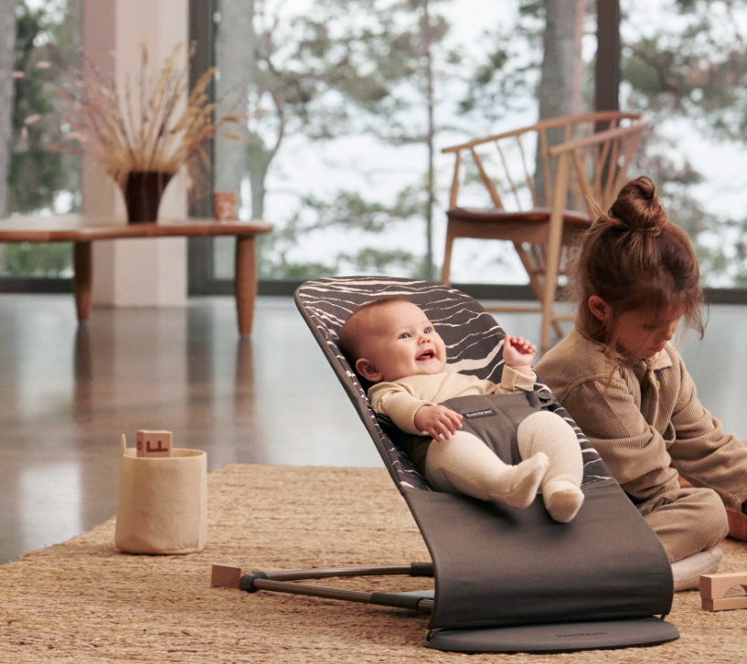 * Babybjörn Wipstoeltje Bliss Donkergrijs Frame I Cotton Antraciet Landscape