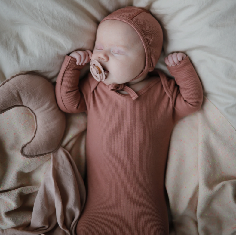 Mushie Baby Gown Ribbed Knotted | Cedar*